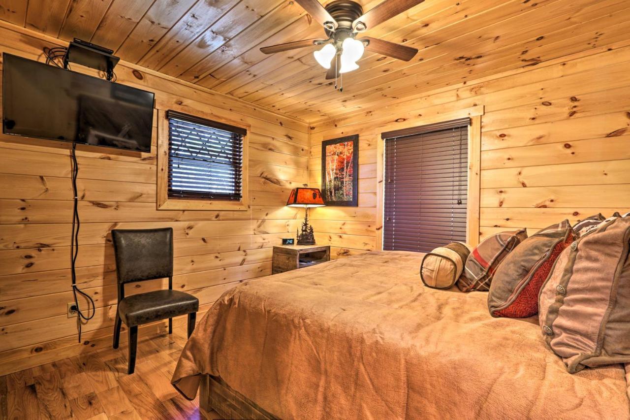 Luxe Cabin With Hot Tub, Theater, Pool Table, Arcade ピジョンフォージ エクステリア 写真