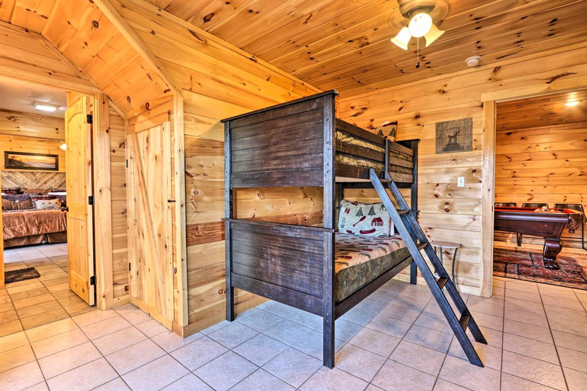 Luxe Cabin With Hot Tub, Theater, Pool Table, Arcade ピジョンフォージ エクステリア 写真
