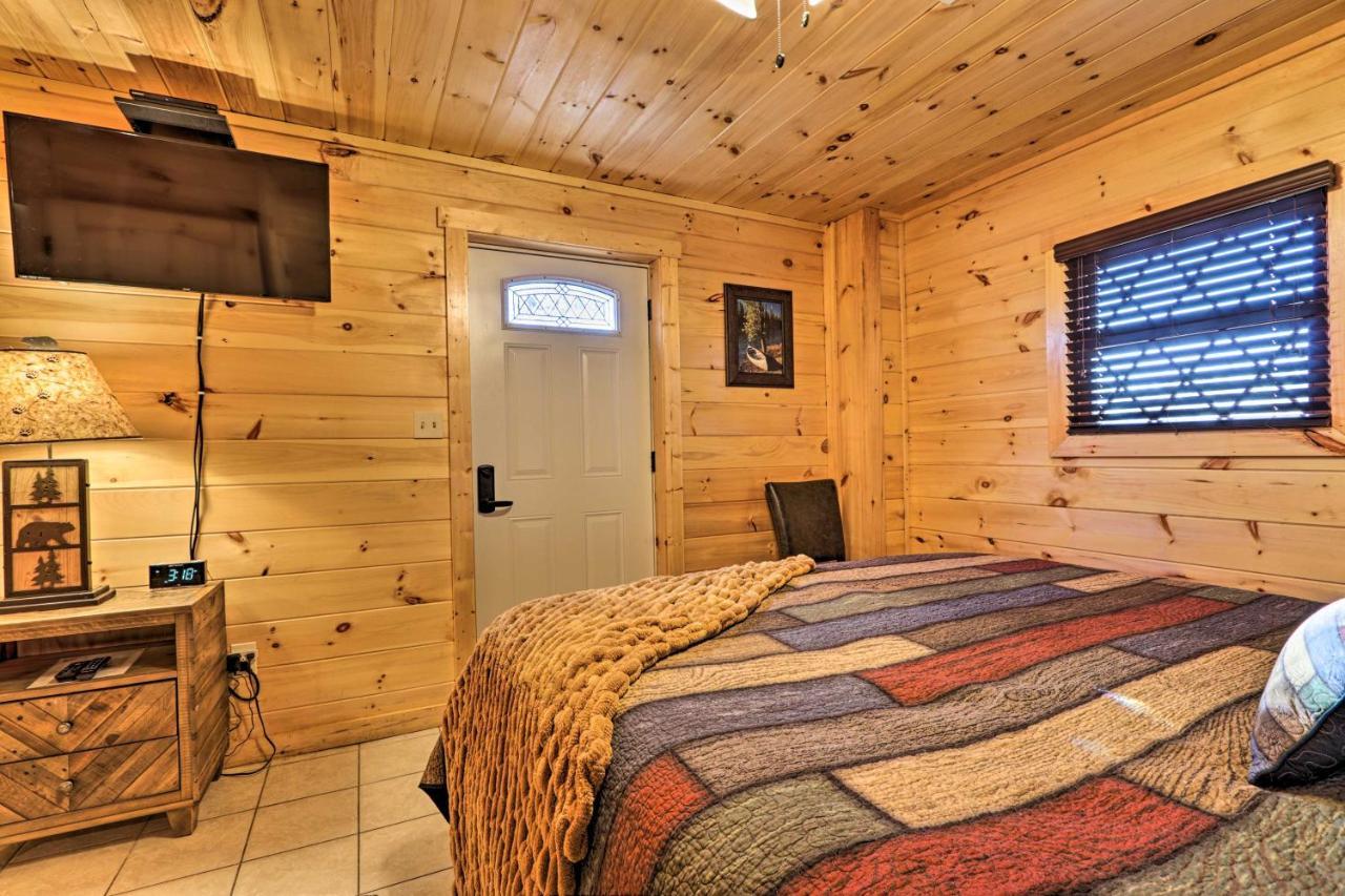 Luxe Cabin With Hot Tub, Theater, Pool Table, Arcade ピジョンフォージ エクステリア 写真
