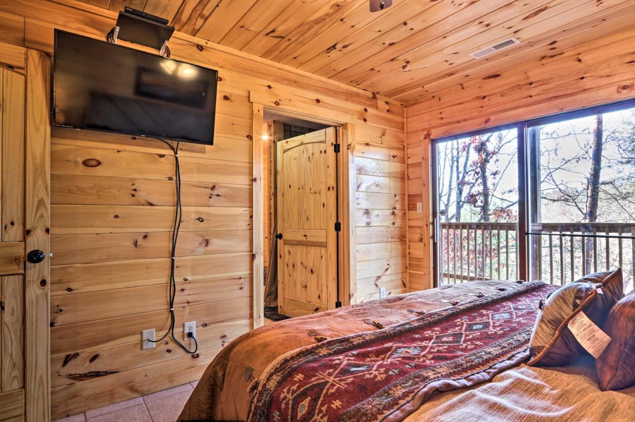 Luxe Cabin With Hot Tub, Theater, Pool Table, Arcade ピジョンフォージ エクステリア 写真