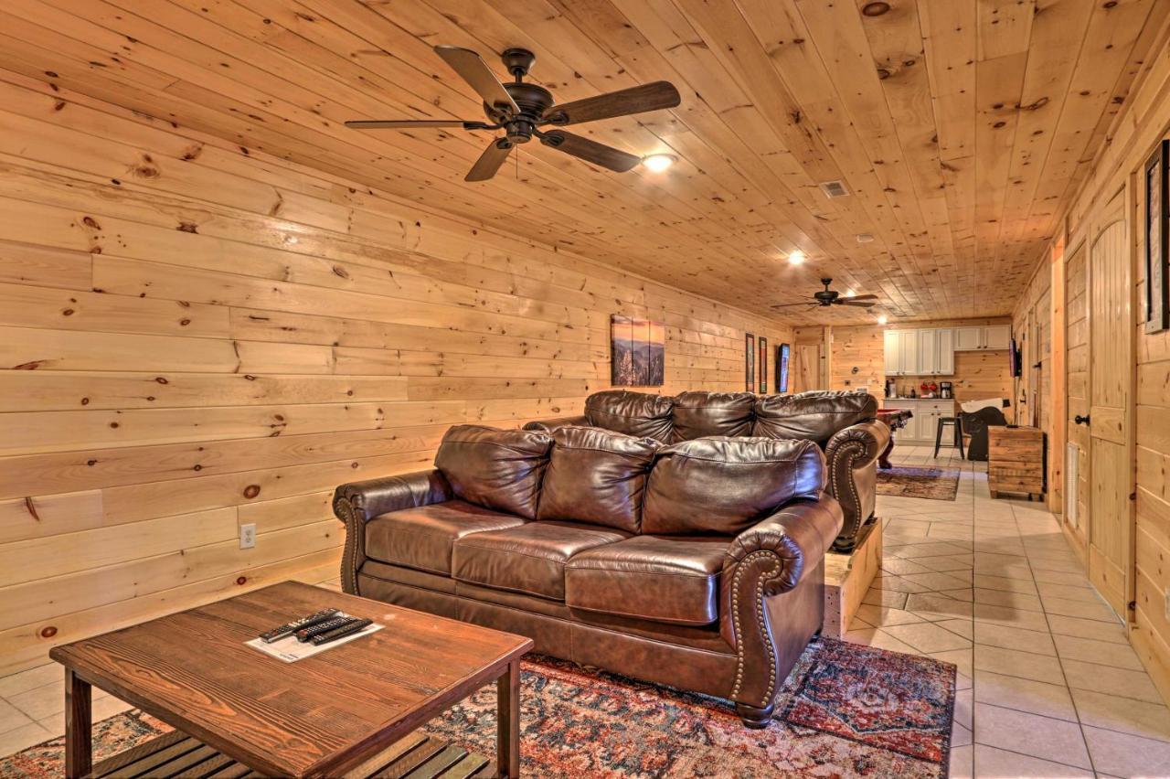 Luxe Cabin With Hot Tub, Theater, Pool Table, Arcade ピジョンフォージ エクステリア 写真