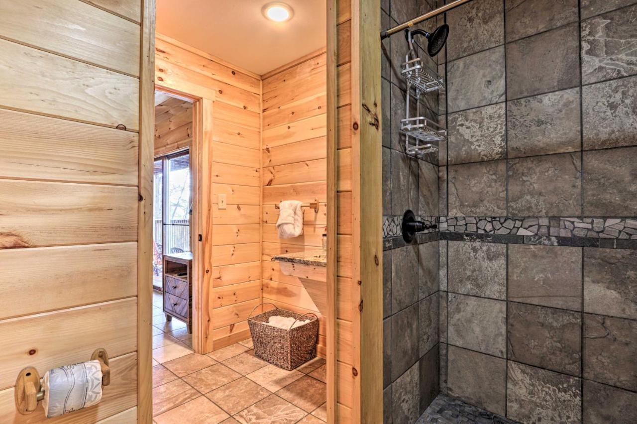 Luxe Cabin With Hot Tub, Theater, Pool Table, Arcade ピジョンフォージ エクステリア 写真