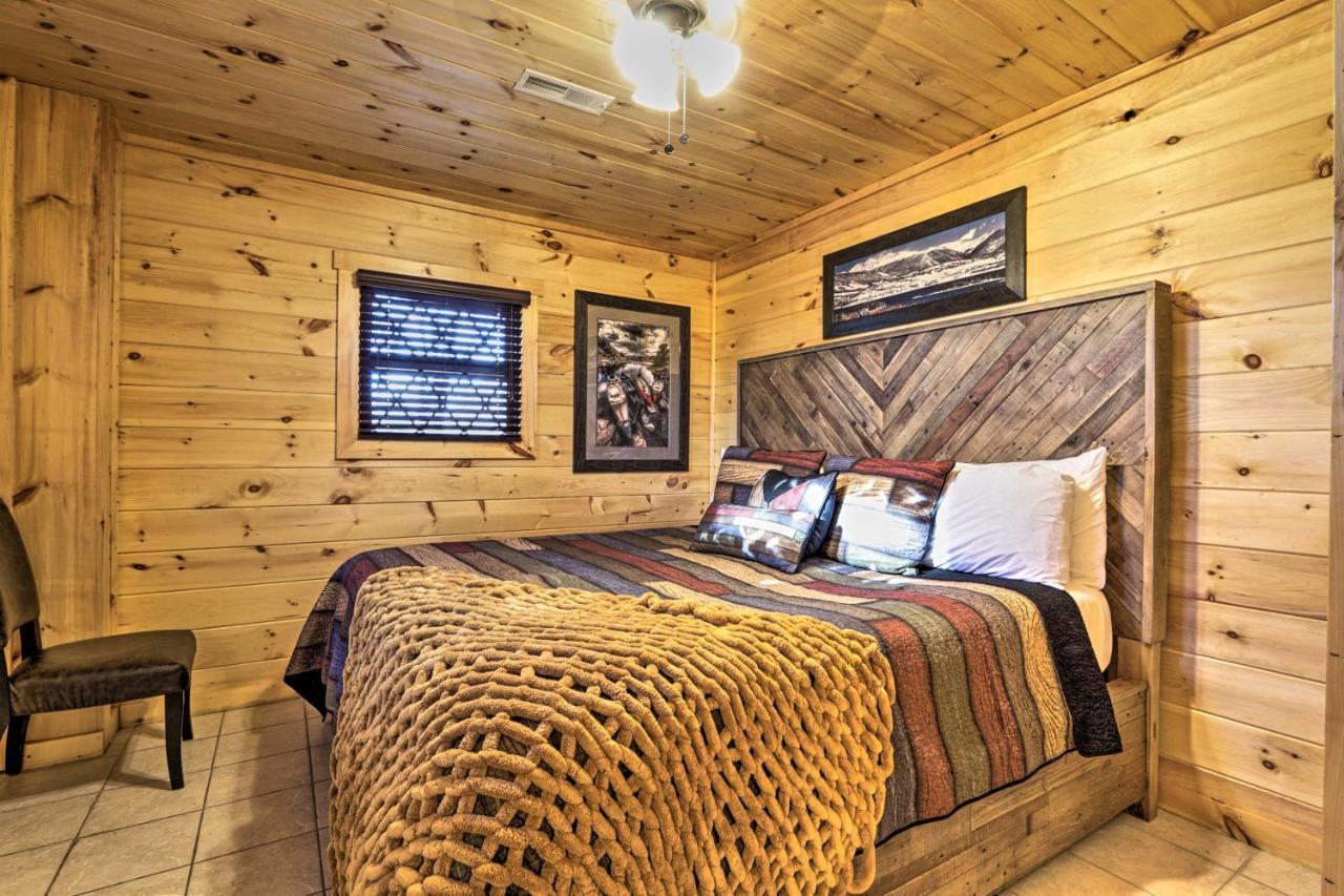 Luxe Cabin With Hot Tub, Theater, Pool Table, Arcade ピジョンフォージ エクステリア 写真