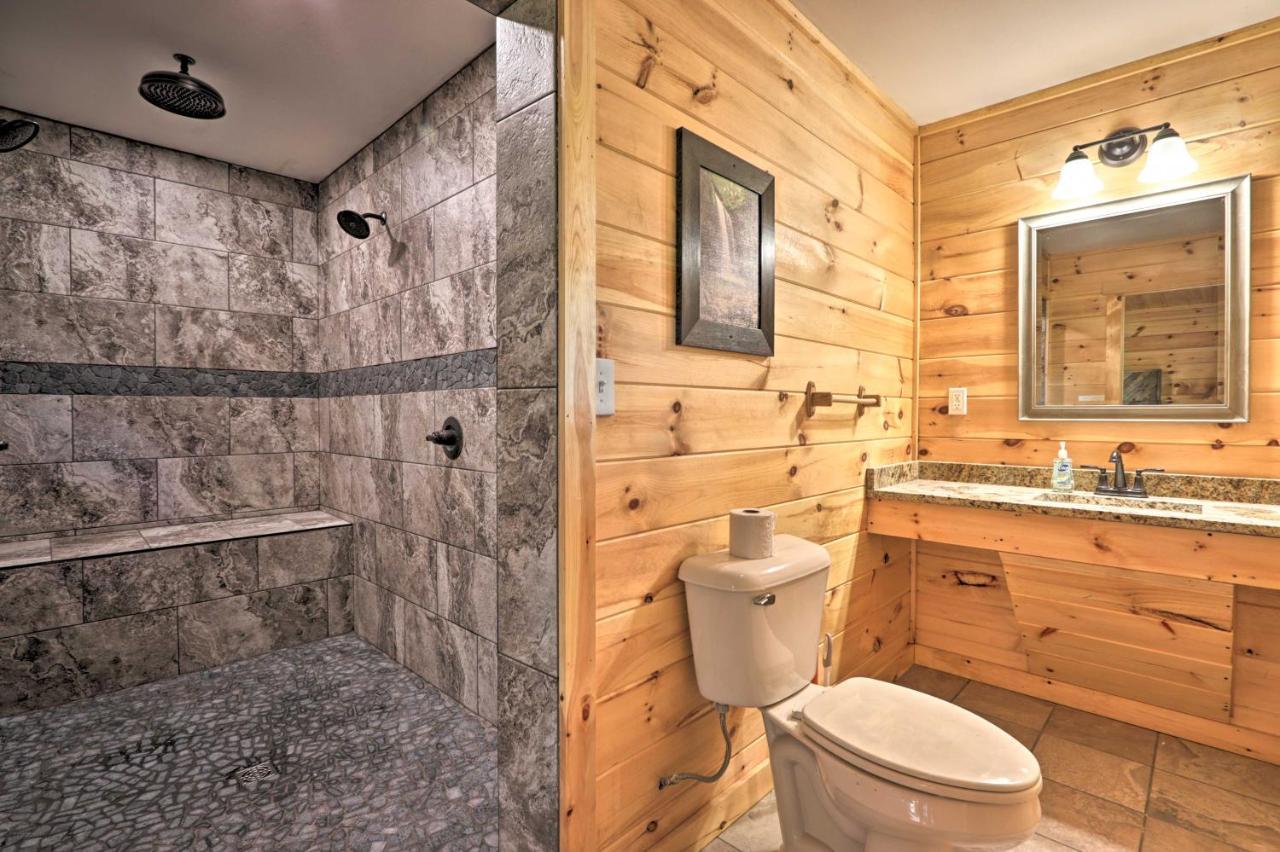 Luxe Cabin With Hot Tub, Theater, Pool Table, Arcade ピジョンフォージ エクステリア 写真