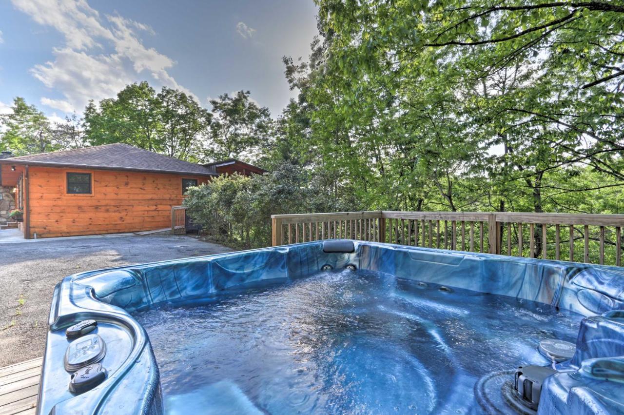 Luxe Cabin With Hot Tub, Theater, Pool Table, Arcade ピジョンフォージ エクステリア 写真